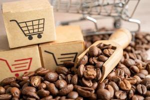 caja con el símbolo del logotipo del carrito de compras en granos de café, importación, exportación, compras en línea o servicio de entrega de comercio electrónico, envío de productos de tienda, comercio, concepto de proveedor. foto