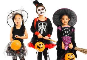 retrato de hermanas felices disfrazadas de halloween con antecedentes aislados foto