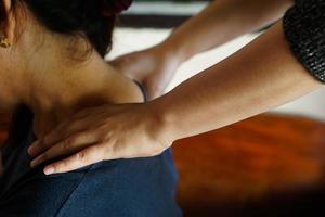 manos de primer plano masajean los hombros de la mujer. concepto, atención médica. problema de salud de los ancianos, dolor de espalda y dolor de hombro. masaje para aliviar el sindrome. tratamiento de terapia corporal. fisioterapia.