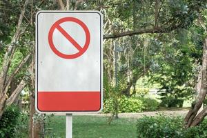 señal de advertencia o transporte prohibido en el área del parque público con espacio para copiar texto. concepto de plantilla de regulaciones del parque. foto