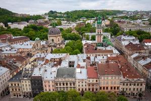 vista desde el techo a la ciudad. vista sobre la plaza rynok desde el techo del ayuntamiento. ucrania, lviv foto