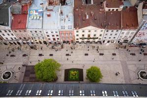 se dibuja un caballo en el techo. vista sobre la plaza rynok desde el techo del ayuntamiento. ucrania, lviv foto