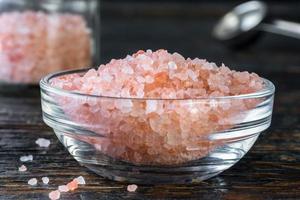 Cristales de sal marina del Himalaya en un bol foto