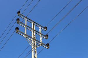 alambres en un poste que lleva corriente eléctrica de alto voltaje. foto