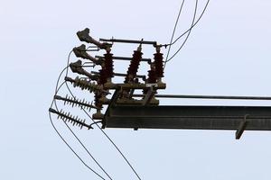 alambres en un poste que lleva corriente eléctrica de alto voltaje. foto