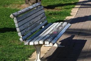 banco para descansar en un parque de la ciudad en israel. foto