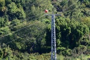 alambres en un poste que lleva corriente eléctrica de alto voltaje. foto