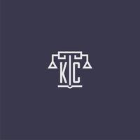 monograma inicial kc para logotipo de bufete de abogados con imagen vectorial de escalas vector