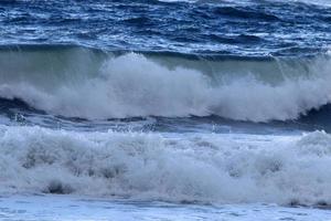 tormenta y viento en el mar mediterráneo en el norte de israel. foto