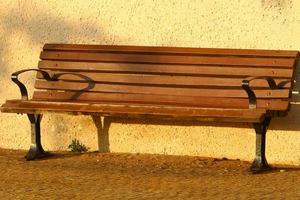 banco para descansar en un parque de la ciudad en israel. foto