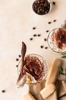 postre tradicional italiano tiramisú, fondo de piedra. Porción de postre con sabor a café a base de savoiardi y mascarpone decorado con cacao. foto