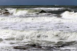 tormenta y viento en el mar mediterráneo en el norte de israel. foto