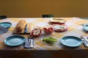 hay un bocadillo en la mesa del restaurante. foto