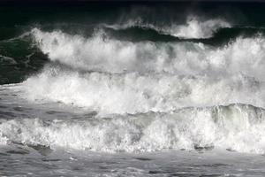 tormenta y viento en el mar mediterráneo en el norte de israel. foto