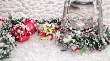 lanterna de natal e decoração de guirlanda com neve de inverno caindo em câmera lenta video