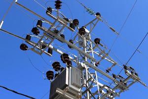 alambres en un poste que lleva corriente eléctrica de alto voltaje. foto