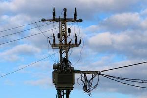 alambres en un poste que lleva corriente eléctrica de alto voltaje. foto