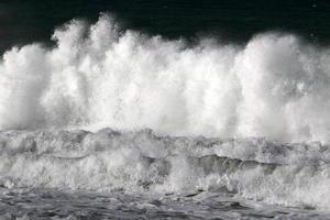 tormenta y viento en el mar mediterráneo en el norte de israel. foto