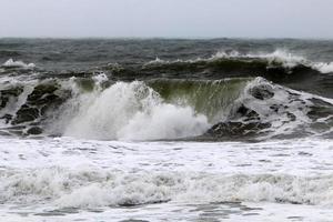 tormenta y viento en el mar mediterráneo en el norte de israel. foto