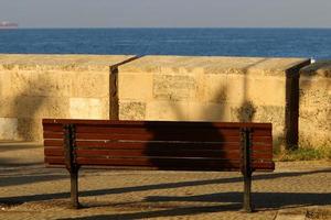 banco para descansar en un parque de la ciudad en israel. foto