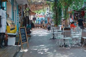 fethiye, turquía - 20 de octubre de 2022. street cafe en el casco antiguo, viaje a lo largo de la costa mediterránea. ideas de vacaciones en turquia foto