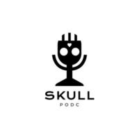 podcast de micrófono con vector de diseño de logotipo de calavera