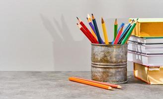 De vuelta a la escuela. accesorios, lápices y libros, un conjunto de material escolar sobre un fondo claro. copie el espacio para el texto. concepto de educación, plantilla de maqueta para banner foto