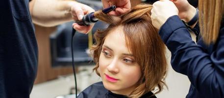 peluquero que se encrespa cabello largo castaño claro foto