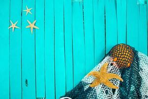 estrellas de mar con bolsa y mentira naranja en tableros azules. concepto de playa, recreación. copie el espacio foto