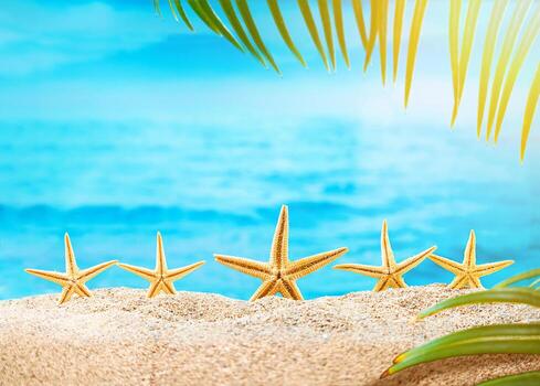 estrella de mar naranja en la playa de arena con rama de palmera, el mar está detrás. vacaciones, concepto de viaje foto