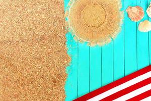 disposición de la playa. arena pedregosa con muelle de madera azul o tumbona o toalla. tumbona rojo-blanca, sombrero de paja, conchas marinas. viaje y Turismo. copie el espacio foto