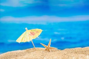 estrella de mar en la playa de arena con sombrilla. mar. concepto de recreación, turismo. copie el espacio