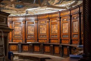 italia 2022 restauración de mosaico de madera en la basílica de santa maria maggiore en bergamo