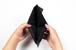 mujer asiática mano abriendo billetera de cuero negro vacía sin dinero. foto
