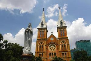 basílica de notre-dame de saigón. una catedral ubicada en el centro de la ciudad de ho chi minh, vietnam. foto