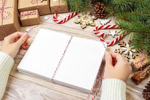 envoltura de cartas y caja de regalo, tarjetas para felicitaciones navideñas. sobres con cartas, regalos, ramas de árboles de navidad y decoración navideña, vista superior, espacio de copia