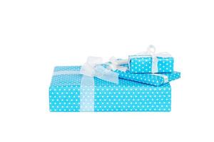 juego de navidad u otro regalo hecho a mano en papel azul con cinta blanca. aislado sobre fondo blanco, vista superior. concepto de caja de regalo de acción de gracias foto