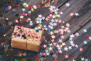 decoración de navidad con caja de regalo para celebración con estrella de confeti mejor fondo de vacaciones de navidad. tonificado foto