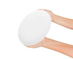 plato redondo vacío en blanco en la mano femenina. vista en perspectiva, aislada sobre fondo blanco foto