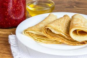 crepes con varios aderezos - mermelada y miel foto