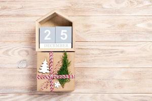 calendario navideño 1 de diciembre. regalo de navidad, ramas de abeto sobre fondo blanco de madera. copia espacio, vista superior foto