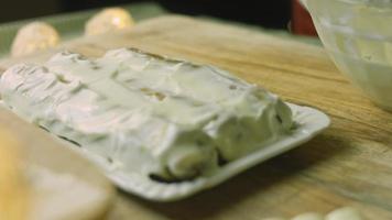 bolo com massa verde, ginjas e creme de leite. também tem enfeite de comida e o bolo estrela vermelha video