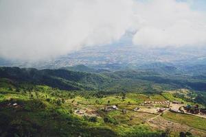 alta vista desde phu thap boek montaña provincia de phetchabun, tailandia. clima frío, altas montañas y niebla espesa. foto