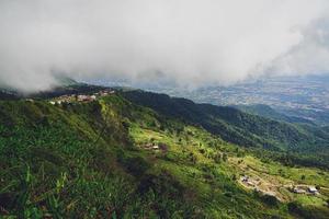 alta vista desde phu thap boek montaña provincia de phetchabun, tailandia. clima frío, altas montañas y niebla espesa. foto