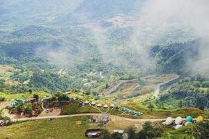 alta vista desde phu thap boek montaña provincia de phetchabun, tailandia. clima frío, altas montañas y niebla espesa. foto