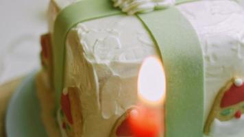 I put the cream on the cake with the help of a confectionery bag. Christmas cake with gingerbread cookies in the shape of Santa Claus video