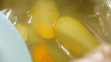 hervir las papas en un recipiente de hierro. fotografía macro con vapor intenso video