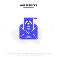 nuestros servicios correos electrónicos sobre saludo invitación icono de glifo sólido plantilla de tarjeta web vector