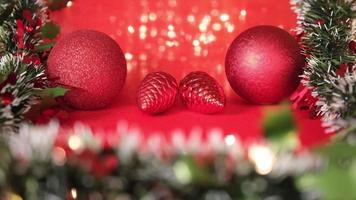 Natale palline decorazione, rosso pino cono, ghirlanda e luci sfondo video