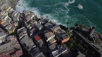 vista aérea de vernazza en cinque terre, liguria italia video